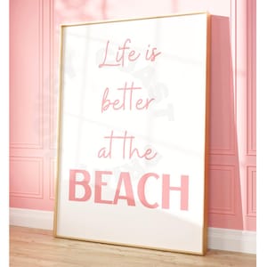 Życie jest lepsze na plaży Typografia Cyfrowy wydruk w pastelowym różu, modna nadmorska kowbojka na ścianę do wydrukowania, plakat plażowy do wydrukowania