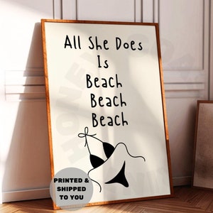 All She Does Is Beach Beach Beach Typografia Druk w kolorze czarnym vintage, Modna nadmorska sztuka kowbojki na ścianie Wydrukowana i wysłana, Duży plakat zachodni