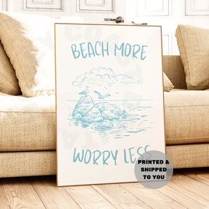 Typografia „Plaża Więcej Martwienia Mniej” Druk W Surf Blue, Modny Plakat Cowgirl Coastal Wydrukowany Wysłany, Sztuka Ścienna Western Cowboy, College