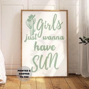 セージグリーンの「Girls Just Wanna Have Sun」プリント、トレンディな沿岸カウガールプリントポスター、レトロなウエスタンタイポグラフィウォールアート、大学のアパート