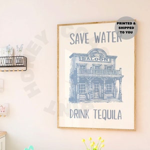 水を節約してテキーラを飲むタイポグラフィプリント、沿岸ブルー、トレンディなレトロウエスタンカウボーイプリントポスター、沿岸カウガール装飾