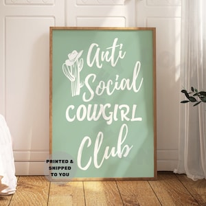 Anti-sociale cowgirl club western typografie print in saliegroen, trendy kust cowgirl gedrukte verzonden poster, cowboyhoed en cactuskunst