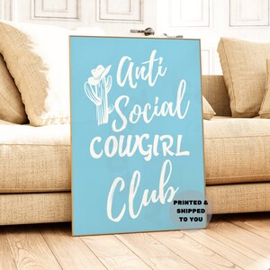 Anti-sociale cowgirl club western typografie print in surfblauw, trendy kustcowgirl gedrukte verzonden poster, cowboyhoed en cactuskunst