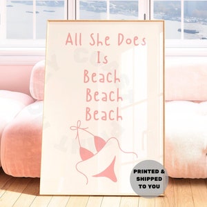 All She Does Is Beach Beach Beach Typografia Druk w pastelowym różu, Modna nadmorska sztuka kowbojki na ścianie Wydrukowana i wysłana, Duży plakat zachodni