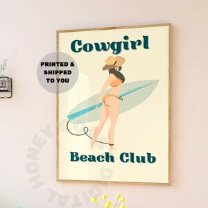 カウガールビーチクラブガールタイポグラフィプリント、トレンディな沿岸カウガールウォールアートプリント発送、ウエスタンサーファーガールポスター、カレッジ