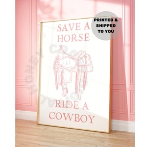 Coastal Cowgirl Poster, Trendy Sparen Sie eine Pferdefahrt einen Cowboy-Druck in Pastellrosa, Südliche Vintage-Reitsattel-Wandkunst, College