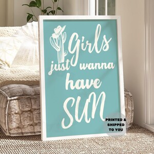 Blauwe cowboyhoed en cactusprint, Girls Just Wanna Have Sun typografieposter gedrukt, trendy kust cowgirl kunst aan de muur, universiteitsappartement