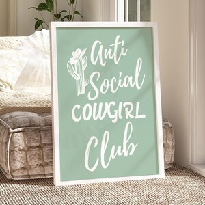 Anti-sociale Cowgirl Club westerse typografie digitale print in saliegroen, trendy printbare poster Coastal Cowgirl, cowboyhoed en cactuskunst