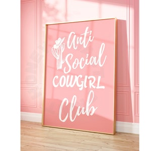 Anti-sociale Cowgirl Club westerse typografie digitale print in pastelroze, trendy printbare poster Coastal Cowgirl, cowboyhoed en cactuskunst