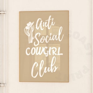 Anti-sociale cowgirl club westerse typografie digitale print in neutrale, trendy printbare kustcowgirl poster, cowboyhoed en cactuskunst