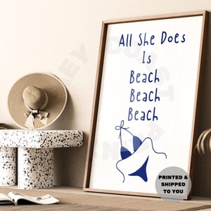 All She Does Is Beach Beach Beach Typografia Druk w kolorze granatowym, Modna nadmorska kowbojka Ścienna Wydrukowana Wysłana, Duży plakat Beach House