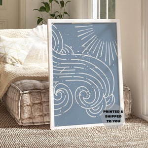 Fala i słońce Coastal Cowgirl Print w nadmorskim błękicie, Modna sztuka ścienna Vintage Beachy wydrukowana z wysyłką, plakat Surfer Girl, mieszkanie w college'u