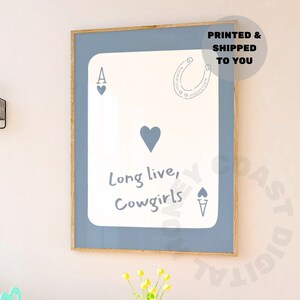 Impresión de cartas de juego Long Live Cowgirls Horseshoe en azul costero, arte de pared Coastal Cowgirl impreso con envío, póster de vaquero occidental de moda