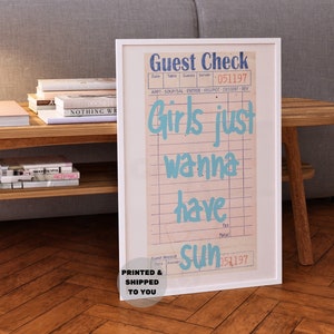 Girls Just Wanna Have Sun Guest Check Print, Modna niebieska nadmorska sztuka kowbojki na ścianę, Preppy Retro Typografia plakat wydrukowany, College Apartment