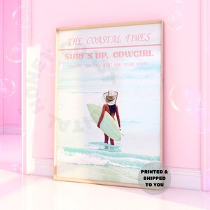 Plakat gazety retro Surfs Up Cowgirl w pastelowych kolorach, plakat Coastal Cowgirl wydrukowany i wysłany, sztuka ścienna Beach House, dekoracja ścienna typografii
