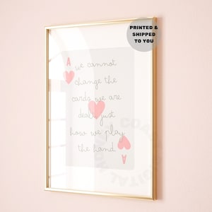 No podemos cambiar las cartas que nos reparten, solo cómo jugamos. Impresión de cartas de juego rosa, póster tipográfico de moda, decoración vaquera costera.