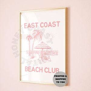 Impresión tipográfica East Coast Beach Club en rosa pastel, póster con envío impreso de vaquera costera de moda, arte de pared de vaquero occidental, universidad