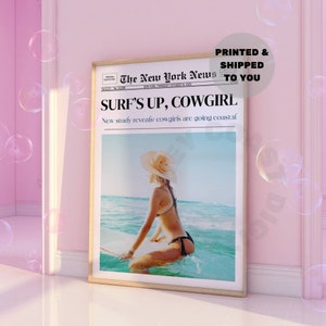 コースタル・カウガールのポスター、トレンディな新聞プリント、サーフス・アップ・カウガールのニュースプリント、ニューヨーク・ニュースのウォールアート、ウェスタン・ウォールアート、ヴィンテージ・バーカート