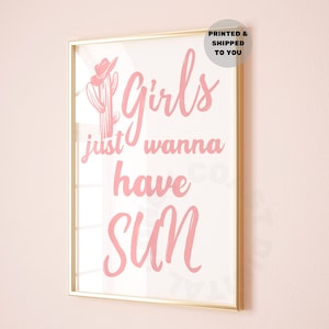 Girls Just Wanna Have Sun-print, trendy roze kustcowgirl gedrukte en verzonden poster, retro western typografie muurkunst, universiteitsappartement