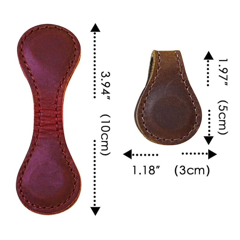 Pu&ograve; includere: Due clip magnetiche in pelle. Una &egrave; di colore bordeaux scuro, lunga 10 cm, e l'altra &egrave; marrone, lunga 5 cm. Entrambe hanno un bordo cucito e sono larghe 3 cm.