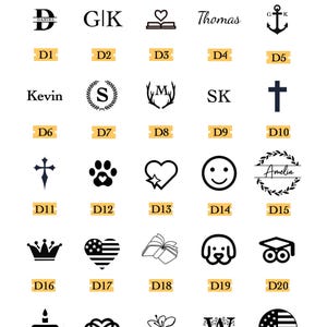 Pu&ograve; includere: Una selezione di opzioni di design per incisioni, tra cui iniziali, nomi e vari simboli come un cuore, un'ancora, una croce, un'impronta di zampa e una faccina sorridente. Il testo "Engraving Design Options" &egrave; in alto.
