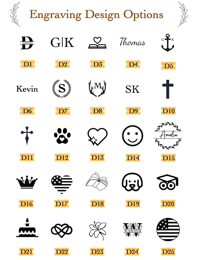 Pu&ograve; includere: Una selezione di opzioni di design per incisioni, tra cui iniziali, nomi e vari simboli come un cuore, un'ancora, una croce, un'impronta di zampa e una faccina sorridente. Il testo "Engraving Design Options" &egrave; in alto.
