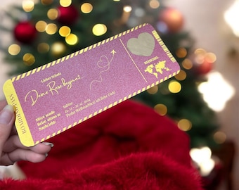 Puede incluir: Una tarjeta de embarque rectangular de color magenta con texto y detalles dorados. El texto dice "Lieber Schatz Deine Reise beginnt...", "Sabine", "22. 11 - 27. 12. 2024", "Frohe Weihnachten! Ich liebe Dich!", "Mitre sende", "Reise eltrau n:", "Nachricht:", y "REISEZIEL".