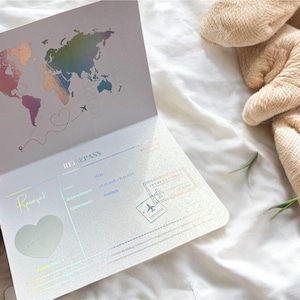 SHINY WHITE I Reisegutschein Reisepass I Boarding Pass personalisiert | Rubbelkarte | Gutschein Reise | Flugticket Urlaub I Passport gold