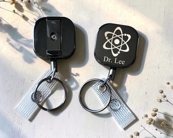Portatarjetas retráctil personalizado con cordón de acero, regalo para la oficina, portatarjetas médicas, regalo para doctores, regalo para compañeros de trabajo, portatarjetas para científicos