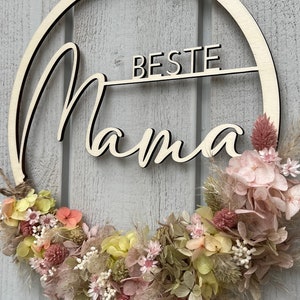 Kranz Beste Mama aus Holz mit Trockenblumen Muttertag Wanddeko Dekoring Holzring Türkranz by WoodnFlowers Pastell/Grün/Rosa