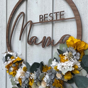 Kranz Beste Mama aus Holz mit Trockenblumen Muttertag Wanddeko Dekoring Holzring Türkranz by WoodnFlowers Bild 2