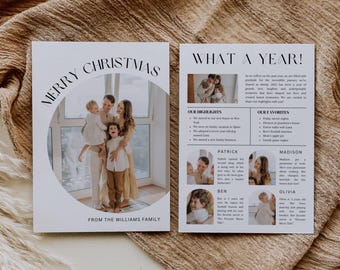 Puede incluir: Tarjeta de Navidad de dos páginas con una foto familiar dentro de un círculo y las palabras "MERRY CHRISTMAS" en la parte superior. La página derecha dice "WHAT A YEAR!" con los aspectos más destacados y favoritos de la familia. Sobre tela beige.