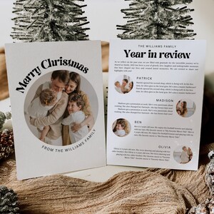 Modello per biglietto di Natale con revisione dell'anno, biglietto fotografico che anno, newsletter per le vacanze, biglietto di Natale retrò con foto, newsletter per la famiglia