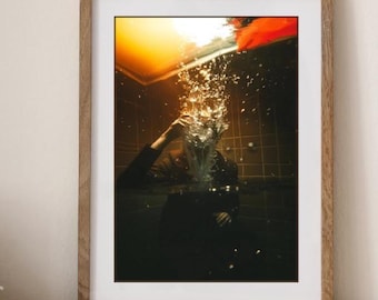 Retrato submarino surrealista: Impresión artística melancólica