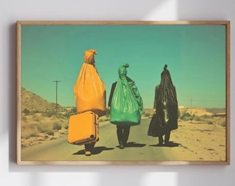 Lámina artística Viajeros del desierto: Viaje surrealista en maleta, colores vibrantes