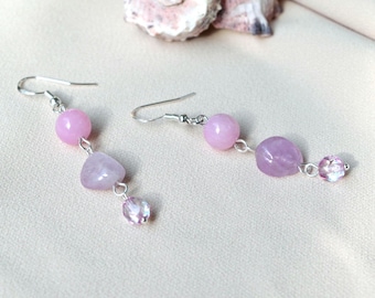 Pendientes de kunzita color lila con cuentas de cristales checos iridiscentes