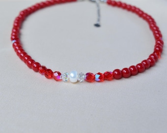Collar de coral rojo con cuentas checas iridiscentes y perla de agua dulce