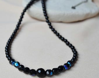 Collar de ágata negra con cuentas de cristal checo iridiscentes: joyería minimalista con piedras preciosas.
