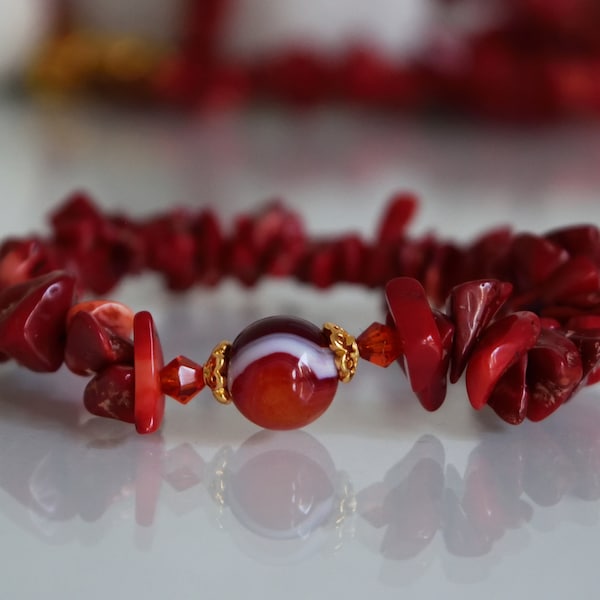 Rotes Korallenarmband, Achatarmband, elastisches Armband, Naturstein rote Koralle, rote Achatperle, roter Achat mit weißem Streifen