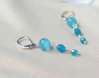 Pendientes colgantes de apatita azul con cuentas de cristal y ojo de gato.