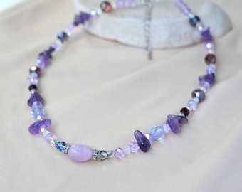 Collar morado con amatista, kunzita y cuentas de cristal checo - Joyería colorida