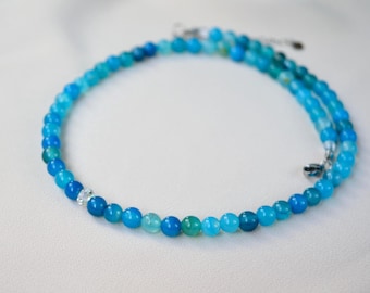 Collar de ágata azul con cuentas de vidrio brillante