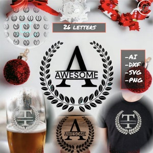 Op de afbeelding: Een zwart-witte afbeelding van een monogramontwerp met een krans en het woord "AWESOME" in een banner. Het monogram is de letter "A". De afbeelding is omringd door kerstversiering en een glas met een vergelijkbaar ontwerp.