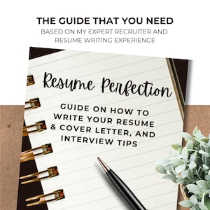 K&ouml;nnte beinhalten: Ein wei&szlig;es Notizbuch mit schwarzen Linien und goldenen Ringen. Das Notizbuch tr&auml;gt den Text "Resume Perfection" in schwarzer Kursivschrift. Der Text "GUIDE ON HOW TO WRITE YOUR RESUME & COVER LETTER, AND INTERVIEW TIPS" steht in Schwarz unter dem Titel.