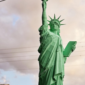3D Printed Miniature Statue of Liberty: Americana Decor, Travel Gift