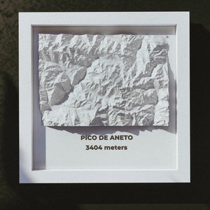 Pico De Aneto - Spagna - Modello di mappa topografica stampata in 3D EUROPA - Regalo per escursioni - Arte murale topografica - Stampa di mappe in 3D - Earth 3D