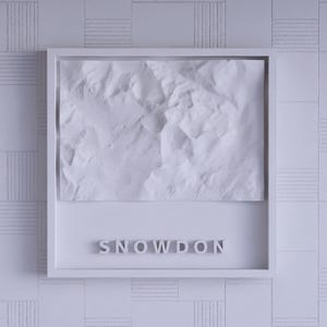 Snowdon 3D-bergskarta – Minimalistisk vit topografisk väggkonst