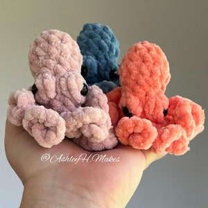 Puede incluir: Tres peluches de pulpo de crochet en rosa, azul y naranja. Las peluches tienen ojos negros y est&aacute;n hechas con un hilo peludo.