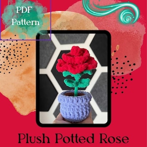 Puede incluir: Una rosa en maceta de ganchillo tipo peluche con una flor roja vibrante, hojas y tallo verdes, en una maceta de lana color violeta claro texturizada. La imagen incluye el texto PDF Pattern y Plush Potted Rose sobre un fondo rojo.