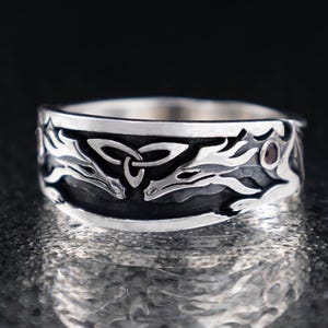 Doppeldrachen Ring mit keltischer Triquetra, Sterlingsilber Granat Gothic Fantasy Ehering
